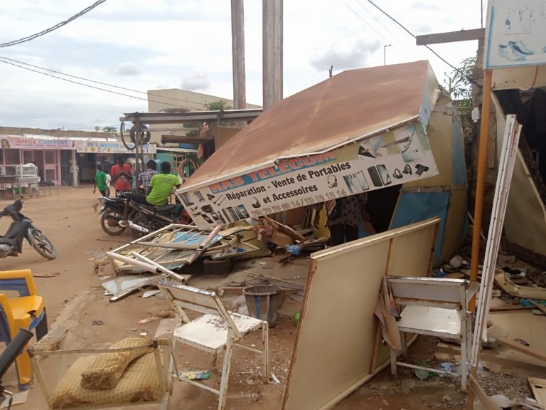 Ouagadougou-Kouritenga marché: Un chauffeur détruit deux boutique et une partie d’un maquis avec son véhicule