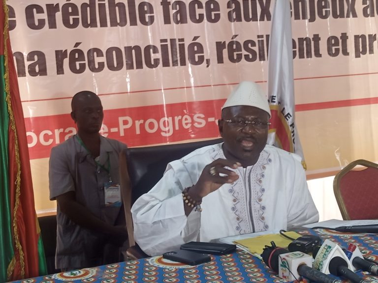 8e congrès du CDP : un nouveau bureau fort de 89 membres, résolutions motions et rapport de la synthèse des travaux livrées aux journalistes.