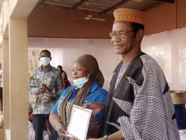 L’Art culinaire pour promouvoir le Mung Bean : Plus de 250 personnes initiées Le Laarlé Naaba Tigré dans ses perspectives de promotion du Mung Bean, véritable arme de lutte contre la Faim, a offert une formation gratuite assortir d’attestations de participation sur l’art culinaires à base du Mung Bean à plus de 250 personnes, ce dimanche 23 janvier 2022 au sein de son Palais au quartier Laarlé de Ouagadougou. Savoir-faire, des repas naturels, des jus, des bossons consommables, des mets locaux, bref l’art culinaire à base du Mung Bean est le savoir inculqué gratuitement, ce dimanche 23 janvier 2022 à plus de 250 personnes venus de différentes localités de ville de Ouagadougou.