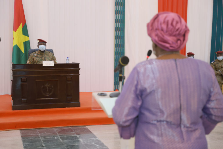 Projet de textes et agenda de la Transition : le président du Faso reçoit le rapport de la commission technique d’élaboration (Ouagadougou, 23 février 2022). Le président du Faso, le lieutenant-colonel Paul-Henri Sandaogo Damiba, président du Mouvement Patriotique pour la Sauvegarde et la Restauration (MPSR) a reçu ce matin à Ouagadougou, le rapport de la Commission technique d’élaboration de projets de textes et de l’agenda de la Transition. Un rapport composé du projet de charte constitutionnelle pour la Transition, de l’agenda de la Transition et d’une charte des valeurs pour soutenir la refondation annoncée par le président du Faso. « Il y a de cela deux semaines que vous avez été installés pour mener la réflexion sur les projets de textes et l’agenda de la Transition. Vous avez accepté cette mission avec dévouement et abnégation. C’est le lieu pour moi de saluer votre engagement et votre esprit de sacrifice pour la Nation », a indiqué le chef de l’Etat après la réception du rapport. Pour le lieutenant-colonel Paul-Henri Sandaogo Damiba, « l’œuvre de refondation dans laquelle nous sommes collectivement engagés s’appuiera sur une vision claire du devenir que nous voulons pour notre pays, un pays qui renoue avec la paix, la sécurité pour l’ensemble de ses concitoyens et une gouvernance vertueuse fondée sur les valeurs d’intégrité, de travail et de solidarité ». Les axes de réflexion qui ont été soumis à la commission technique pour fixer le cadre de la transition politique s’articulent autour de la restauration de l’intégrité du territoire, la consolidation de la paix pour un retour des déplacés internes, la bonne gouvernance et le retour à un ordre constitutionnel nouveau.Le président du Faso s’est dit satisfait de la tenue des délais impartis pour l’accomplissement de la mission et a salué l’initiative de la commission technique « d’impliquer toutes les couches de notre Nation en lançant un appel à contribution et en consultant toutes les composantes de nos forces vives».«La commission s’est inspirée des directives que vous avez données, elle a également libéré son génie créateur en lançant un appel à contribution aux forces vives qui ont favorablement répondu avec des propositions riches et variées dûment exploitées par les membres », a déclaré la présidente de la Commission technique d’élaboration de projets de textes et de l’agenda de la Transition, Mme Mariamé Ouattara. Elle a aussi indiqué que les résultats obtenus sont le fruit du consensus de l’ensemble des membres qui se sont investis avec abnégation. Pour elle, au-delà du projet de charte constitutionnelle pour la Transition et de l’agenda de la Transition, « nous avons jugé utile de joindre une charte des valeurs pour soutenir la refondation que vous avez annoncée ».Installée le 8 février dernier par le chef de l’Etat, la Commission technique d’élaboration de projets de textes et de l’agenda de la Transition avait un délai de deux semaines pour déposer son rapport. Direction de la communication de la présidence du Faso