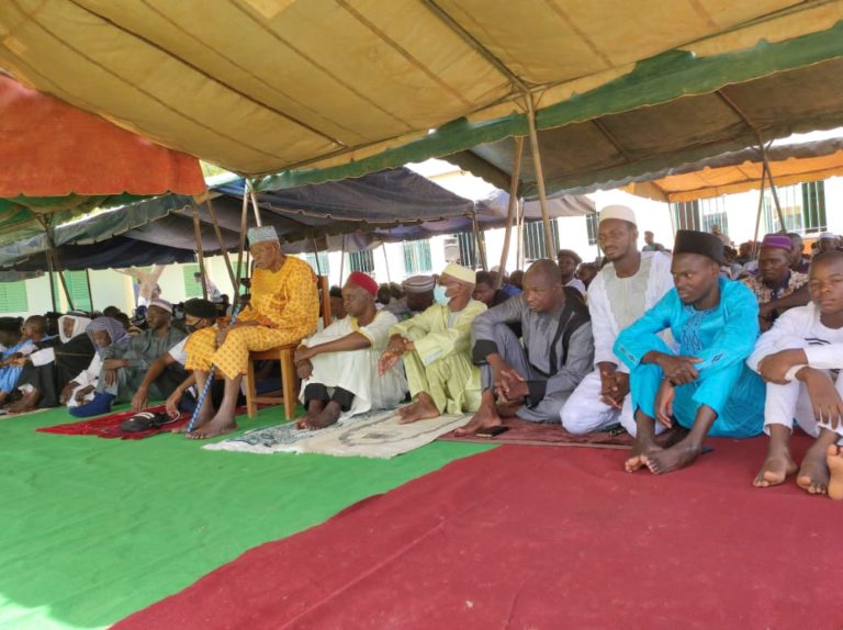 Prière de l’Aïd El Fitr : la communauté Ahmadiyya BF a prié, ce lundi 02 Mai 2022 sur son site de Kouba Pour la paix au Faso et dans le monde.
