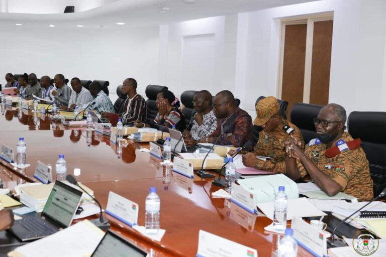 Conseil des ministres du 17 mai 2023 : le gouvernement opte pour la règlementation des prix des médicaments de spécialités