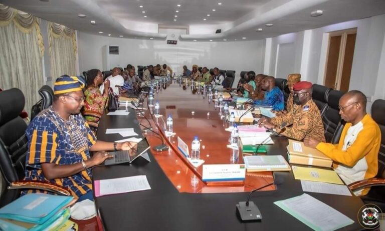 Conseil des ministres du 7 juin : le gouvernement réduit le nombre de véhicules de fonction des ministres et présidents d’institution