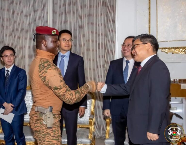 Coopération sino-burkinabè : le Chef de l’Etat échange avec le Représentant spécial du gouvernement chinois pour les affaires africaines