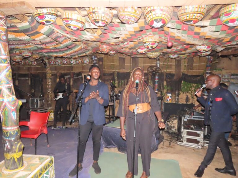 Burkina musique : un groupe de huit (8) artistes chante, « Le sens de l’honneur »