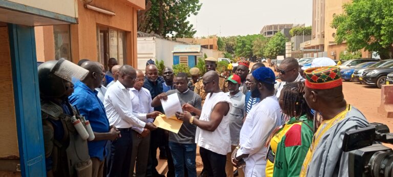 Excuses après allégations contre les soldats burkinabè : la C.N.A.V.C a marché sur le haut-Commissariat des Nations-Unies aux droits de l’homme assortie d’une remise de message de réclamation d’excuses publiques