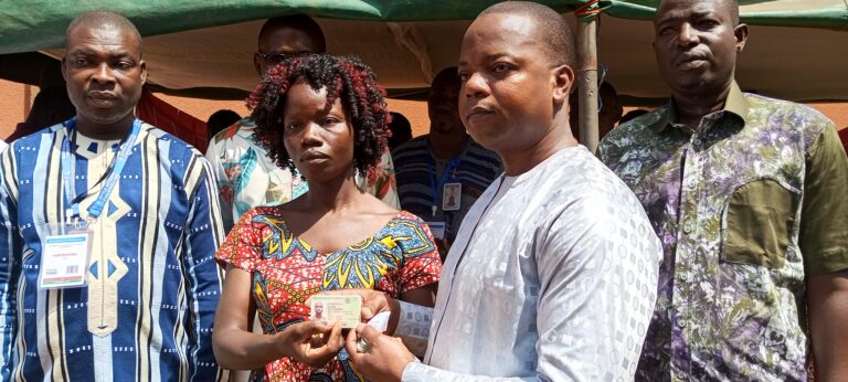 Délivrance de CNIB en 24 heures : le DG de l’ONI, Arzouma Daouda Parfait Louré, remet les cartes aux bénéficiaires au SIAO