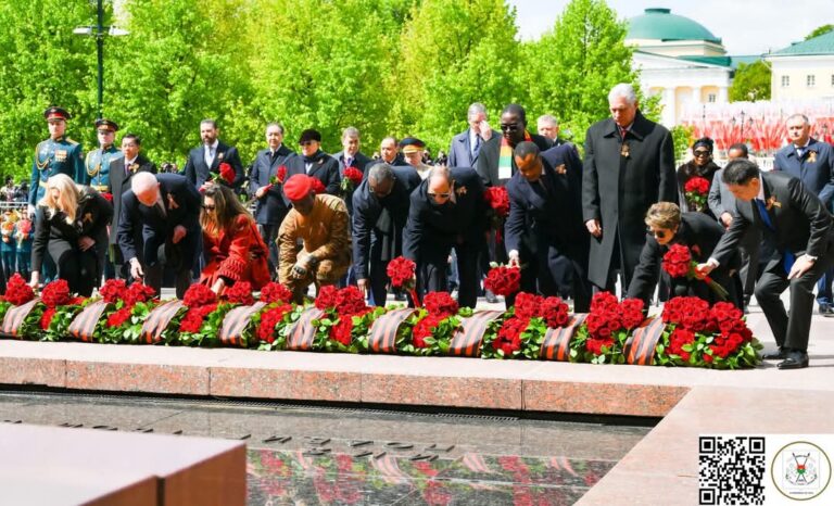 80e anniversaire de la Grande Victoire des Russes : Le Capitaine Ibrahim TRAORÉ assiste à la parade militaire et dépose une gerbe de fleurs sur « La tombe du soldat inconnu »