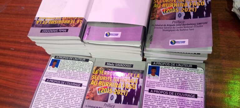 Burkina Faso – Armée et Littérature : Le Général de Brigade Mady SAVADOGO dédicace son ouvrage « Le terrorisme et la sécurité nationale au Burkina Faso (2015-2021) »