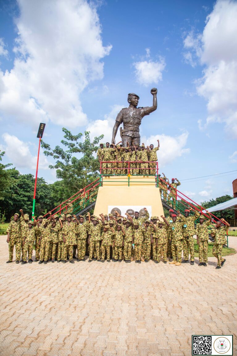 CAMP VACANCES FASO MÊBO DE OUAGADOUGOU, 2E VAGUE : Les Campeurs à la découverte de l’aéroport de Ouagadougou, de la base aérienne et du Mémorial Thomas-SANKARA