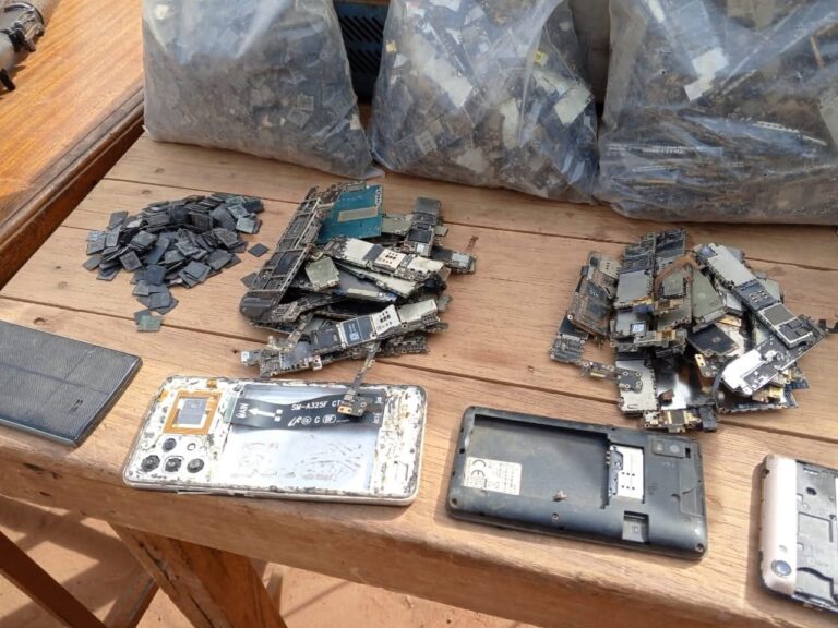 Burkina : Un atelier clandestin de récupération de métaux précieux de téléphones démantelé à Ouagadougou