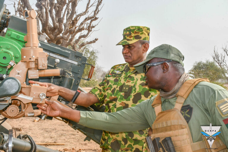Montée en puissance des FAN : un impressionnant exercice de tir d’artillerie